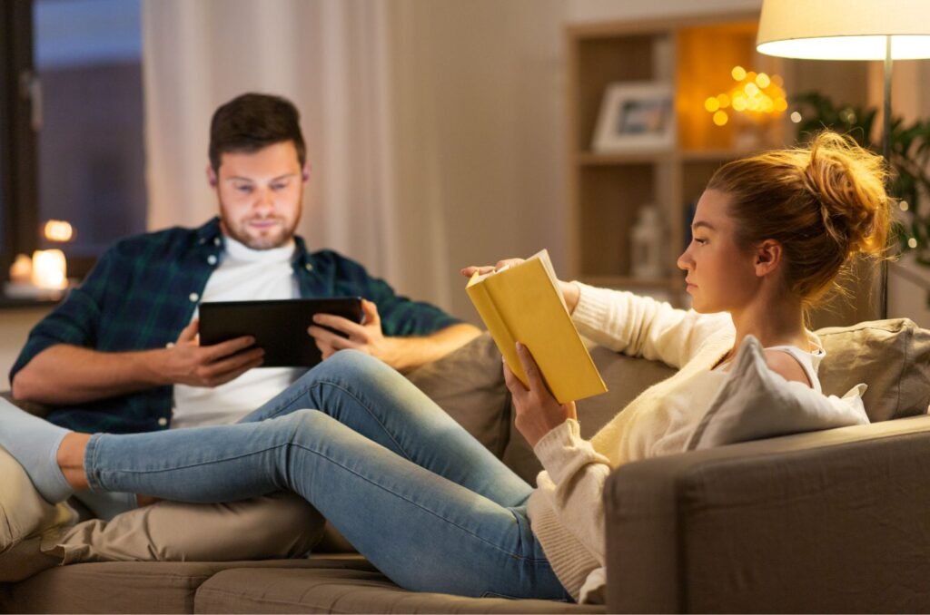Couple lisant sur un canapé confortable
