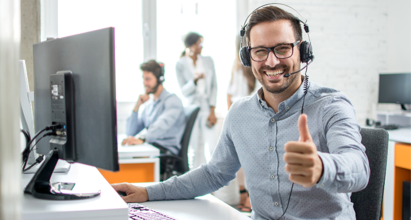 Opérateur téléphonique souriant avec pouce levé